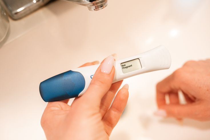 Una prueba de embarazo negativa sobre el lavabo del baño